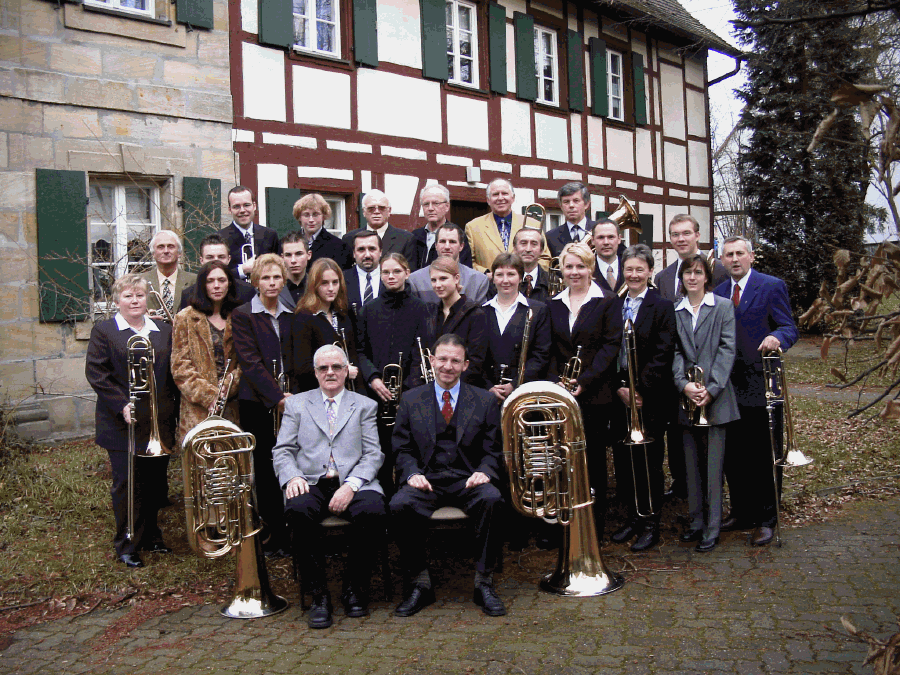Gruppenfoto vor Pfarrhaus 2002